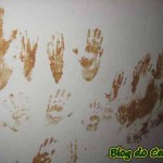mãos sujas na parede