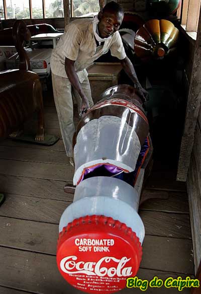 urna funerária em forma de garrafa de coca-cola