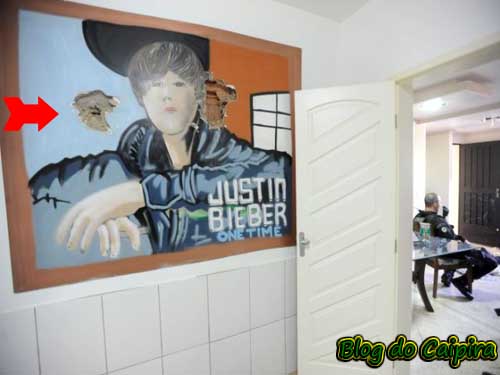 casa do traficante pezão tinha foto de Justin Biba na parede