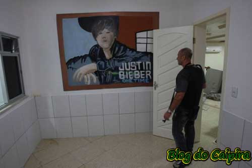foto de Justin Bieber na parede da casa do traficante