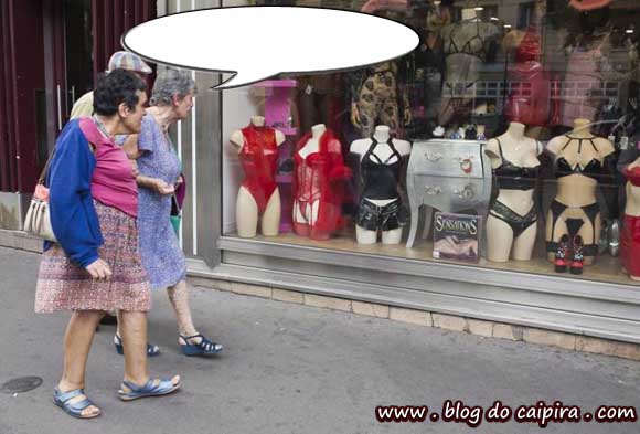 olhando a vitrine de lingerie