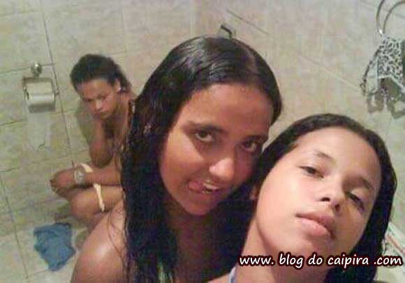 selfie de mulheres no banheiro